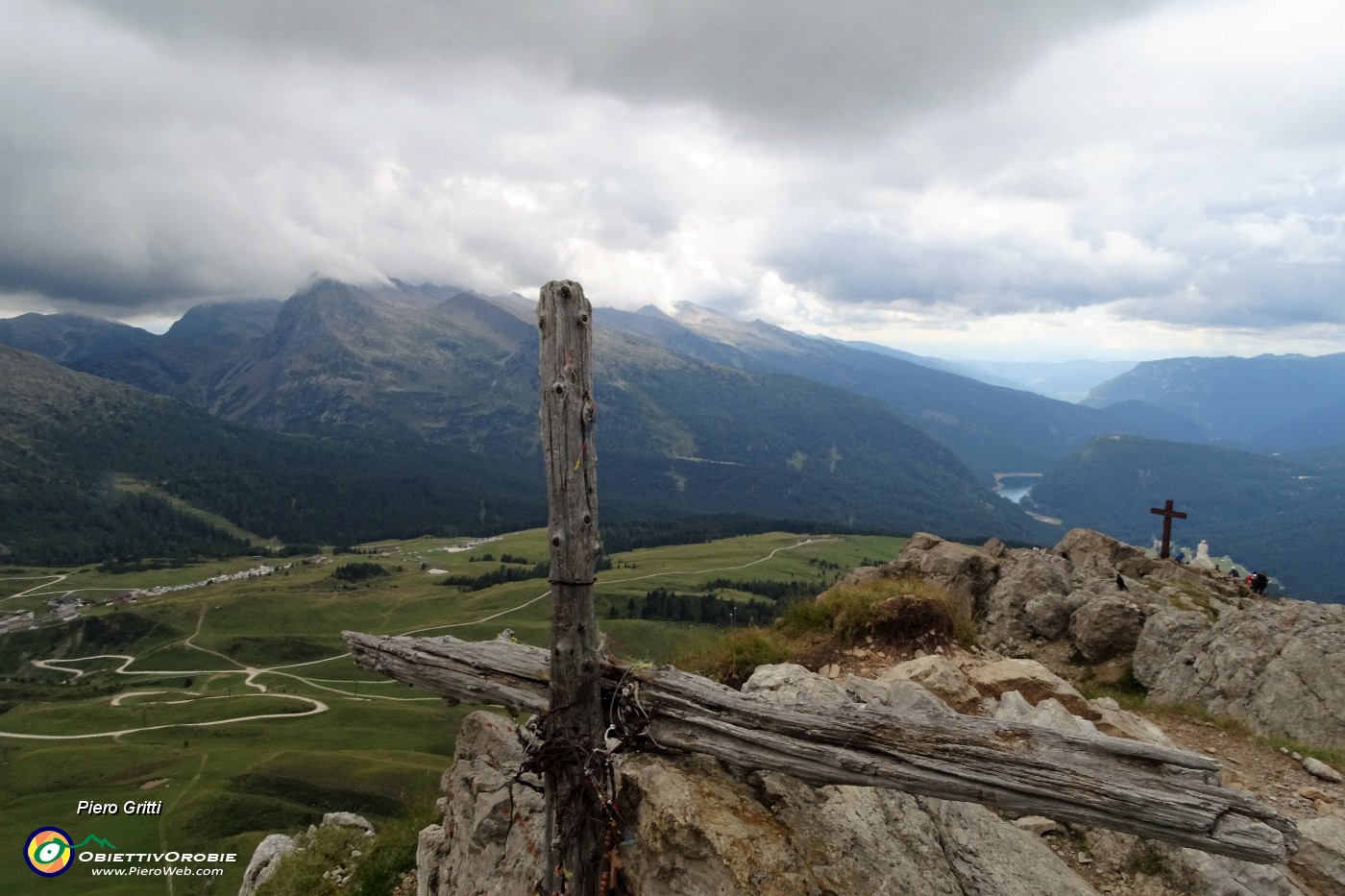 51 Dalla rudimentale croce di vetta vista sulla croce del Cristo Pensante.JPG